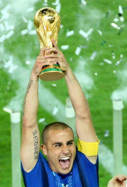 Mondiale 2006 (112).jpg - epa00768025 Italian team captain Fabio Cannavaro lifts the FIFA World Cup trophy after the final of the 2006 FIFA World Cup between Italy and France at the Olympic Stadium in Berlin, Germany, Sunday 09 July 2006. Italy won 5-3 after penalty shoot-out. EPA/PETER KNEFFEL +++ Mobile Services OUT +++ Please refer to FIFA's Terms and Conditions.